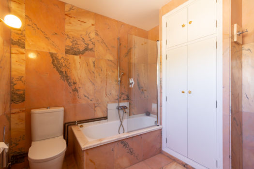 Se vende chalet en Mera, individual y con pisicina