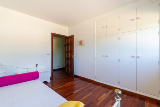 Se vende chalet en Mera, individual y con pisicina