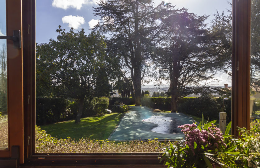 En Mera, se vende chalet restaurado