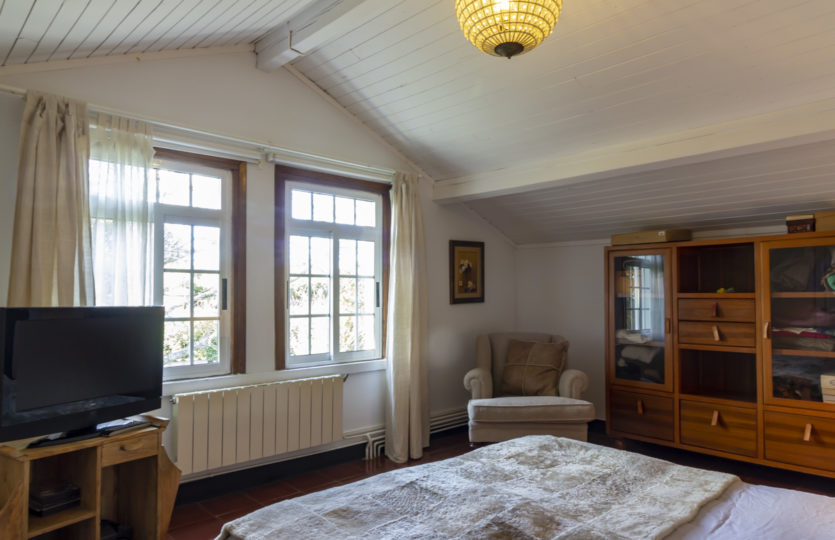 En Mera, se vende chalet restaurado