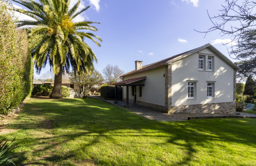 En Mera, se vende chalet restaurado