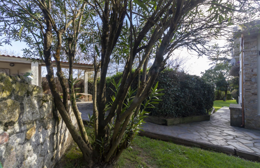 En Mera, se vende chalet restaurado