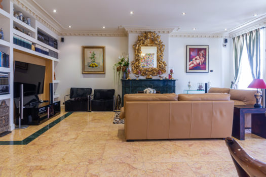 En Juana de Vega, se vende exclusivo piso