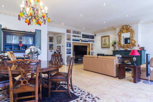 En Juana de Vega, se vende exclusivo piso