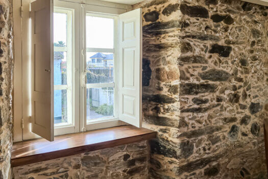 Se vende en Lorbé gran parcela con varias construcciones y vistas al mar
