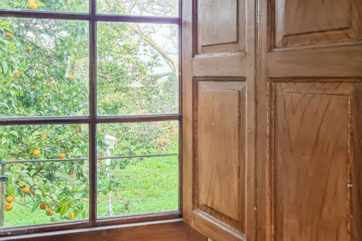 Se vende en Lorbé gran parcela con varias construcciones y vistas al mar