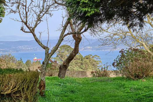 Se vende en Lorbé gran parcela con varias construcciones y vistas al mar