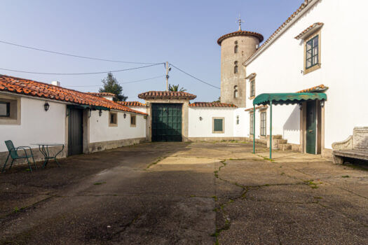 Se vende en Lorbé gran parcela con varias construcciones y vistas al mar