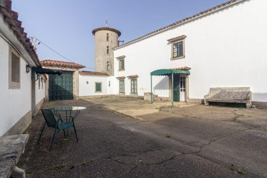 Se vende en Lorbé gran parcela con varias construcciones y vistas al mar