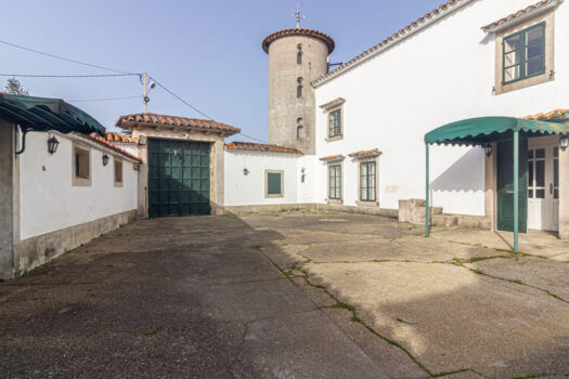 Se vende en Lorbé gran parcela con varias construcciones y vistas al mar