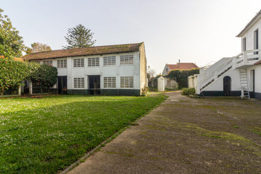 Se vende en Lorbé gran parcela con varias construcciones y vistas al mar