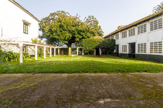 Se vende en Lorbé gran parcela con varias construcciones y vistas al mar