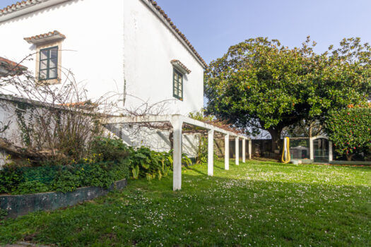 Se vende en Lorbé gran parcela con varias construcciones y vistas al mar