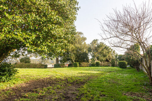Se vende en Lorbé gran parcela con varias construcciones y vistas al mar