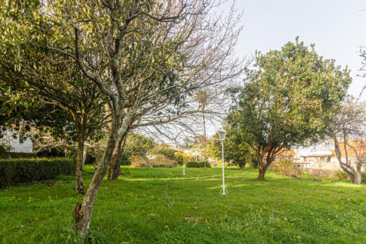Se vende en Lorbé gran parcela con varias construcciones y vistas al mar