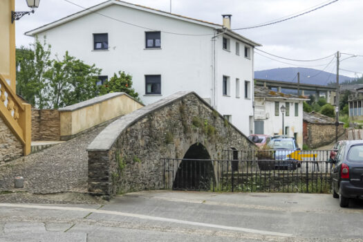 Se vende edificio en Lorenzana, en el camino norte de Santiago