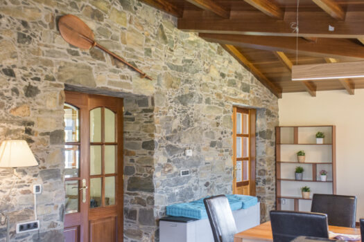 Se vende casa de piedra restaurada cerca de la costa