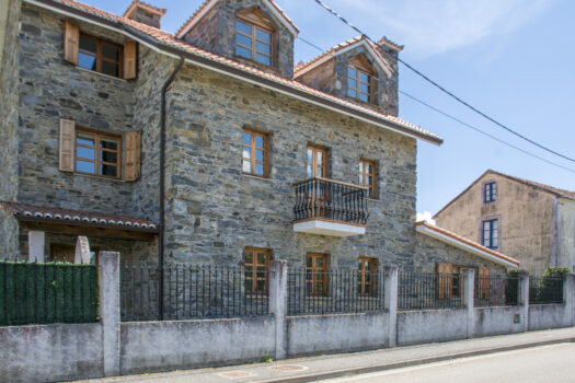 Se vende casa de piedra restaurada cerca de la costa