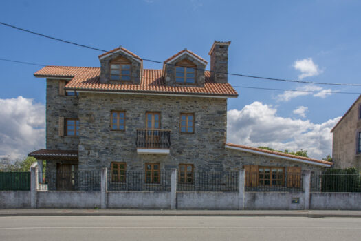 Se vende casa de piedra restaurada cerca de la costa