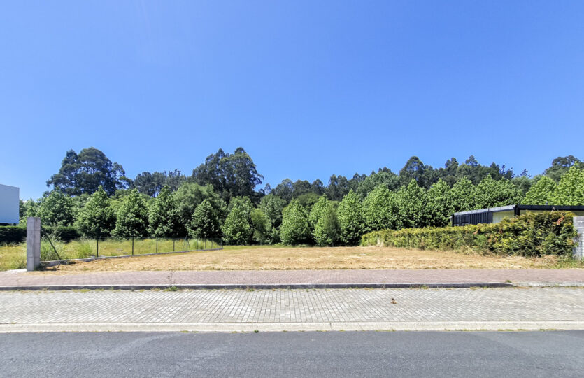 Se vende parcela urbana en Miño