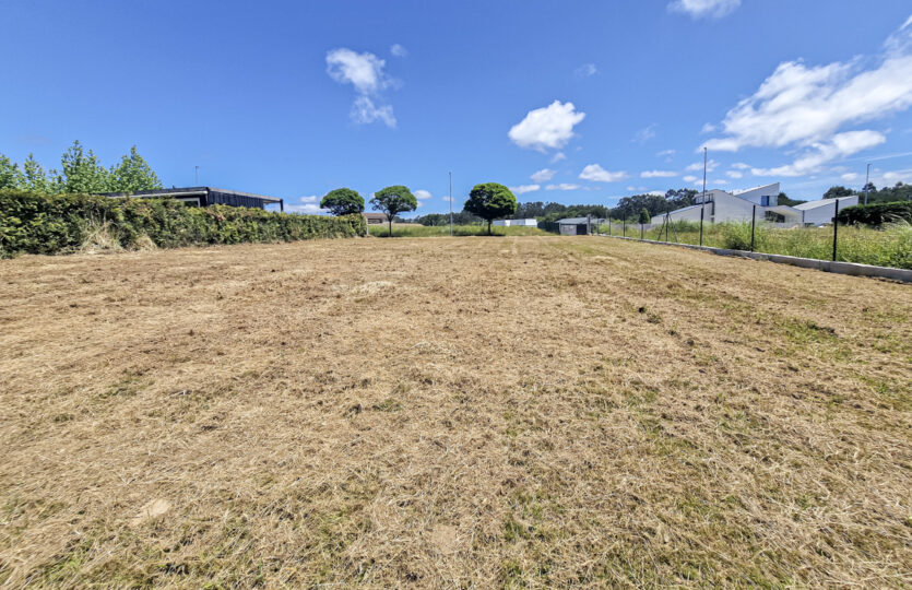 Se vende parcela urbana en Miño