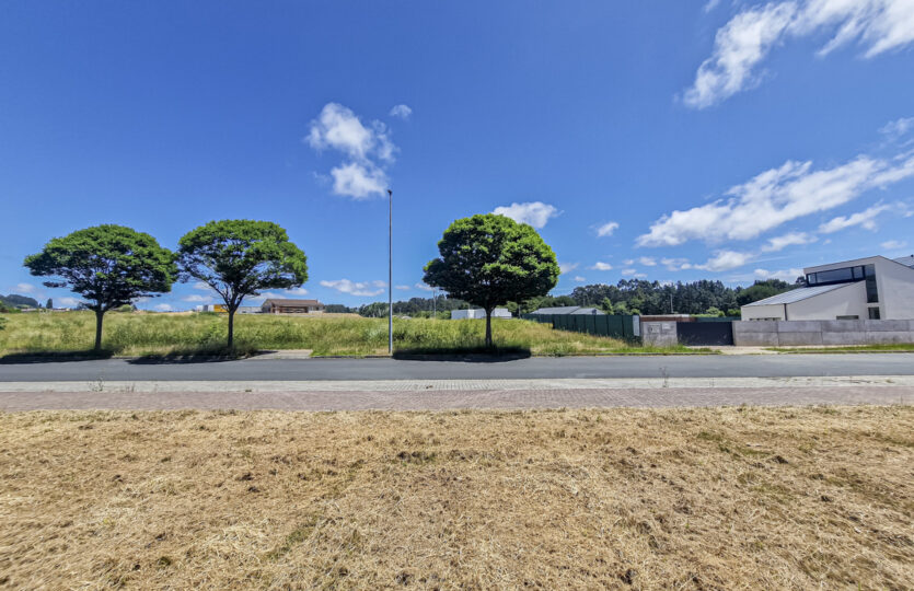 Se vende parcela urbana en Miño